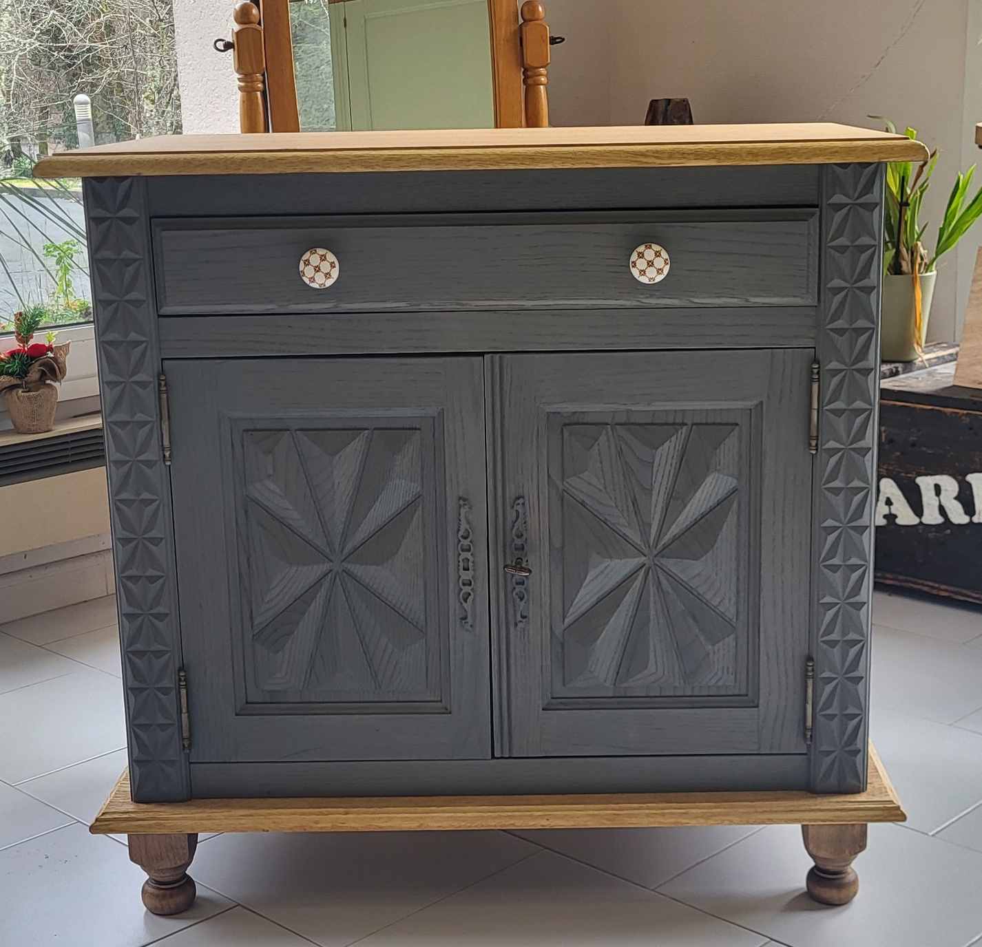 Buffet relooké gris avec plateau bois