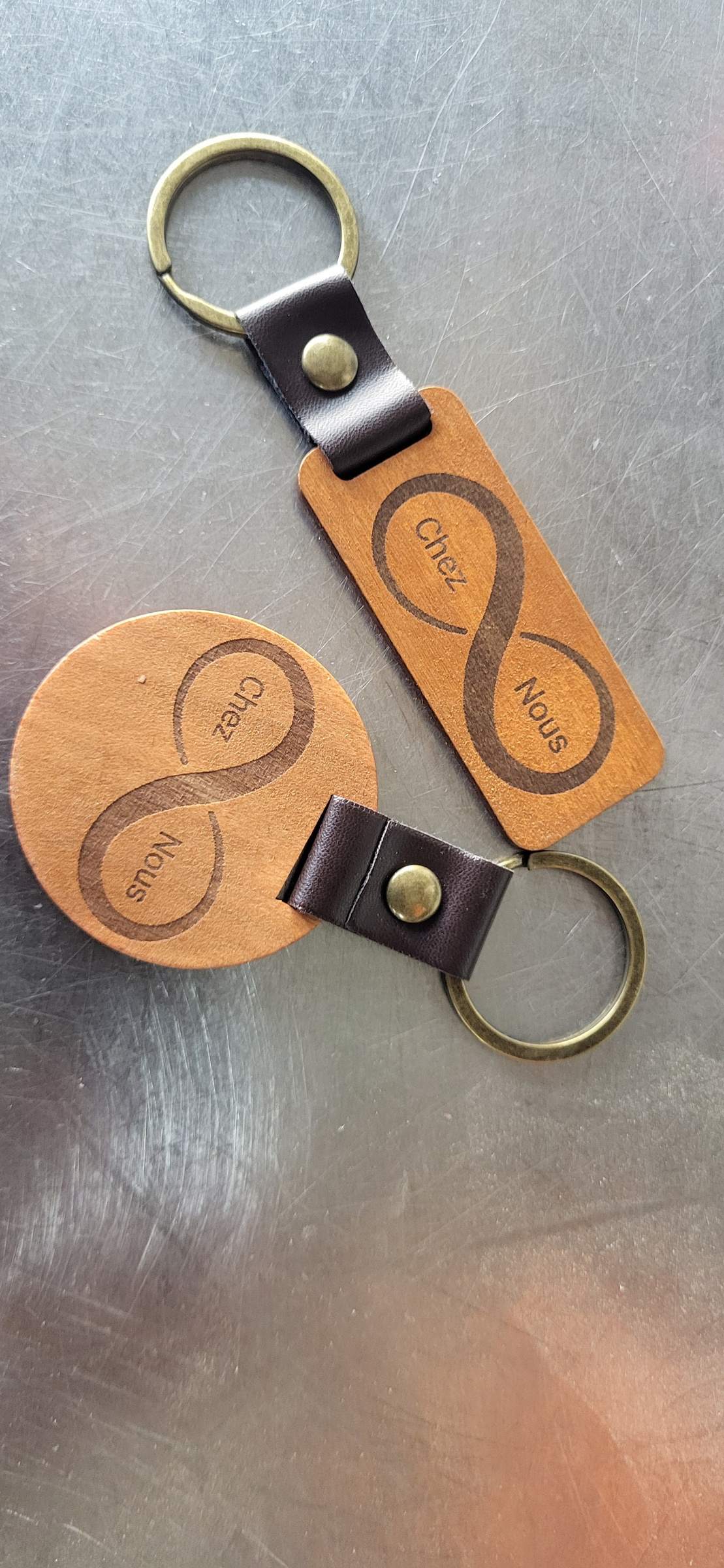 Porte-clefs gravés en cuir Chez Nous