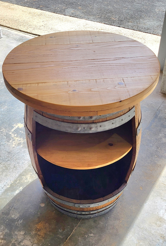 Table bar fabriquée à partir d'un tonneau