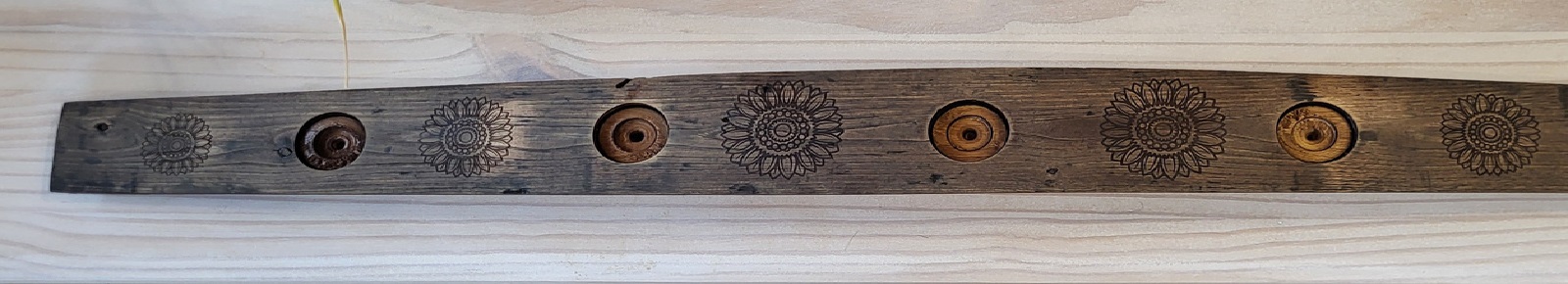 Porte-bouteilles gravé avec motifs tournesols