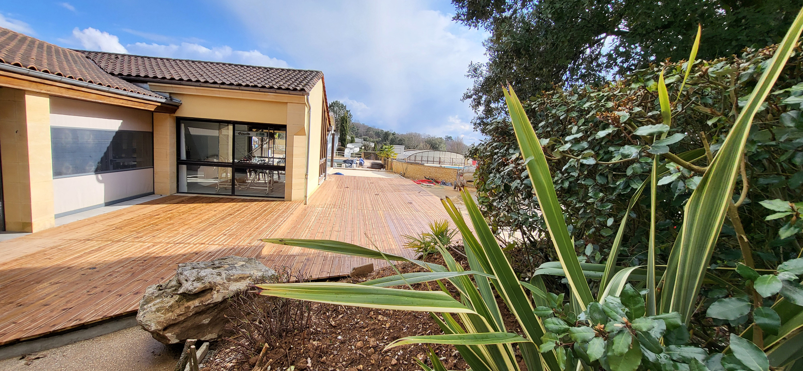 Grande terrasse bois moderne