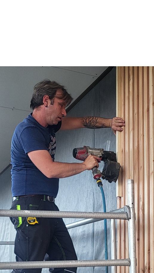 Cédric au travail sur un chantier de bardage